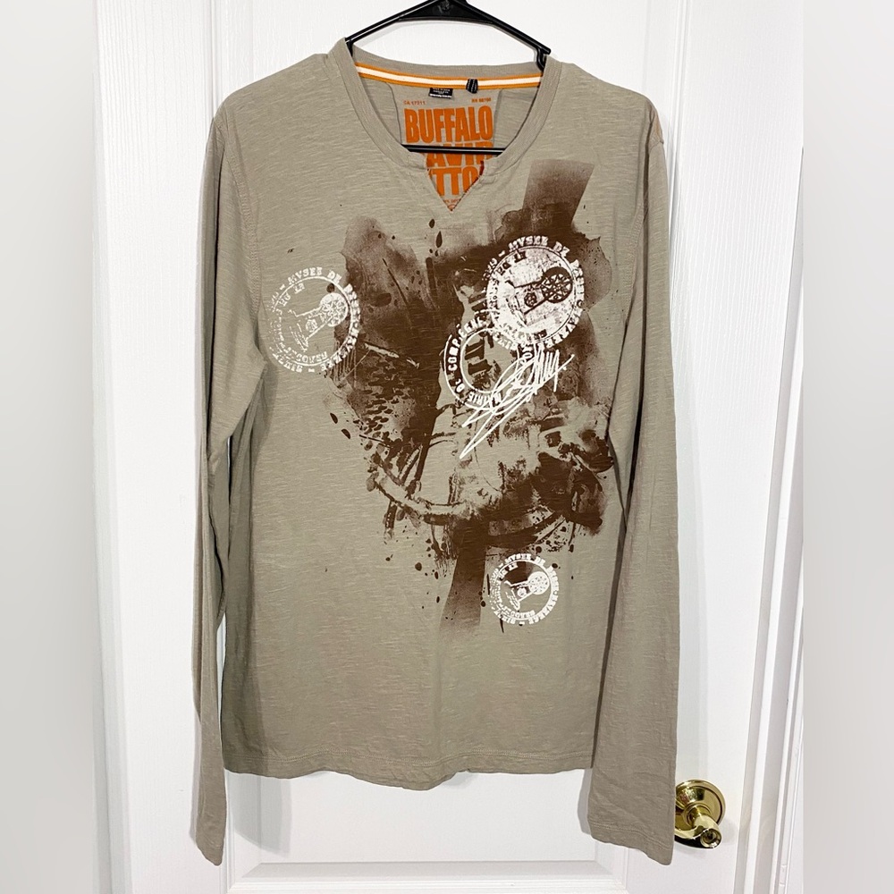 Y2K Buffalo Graphic Notched Neck Long Sleeve Tee Tan Men’s Medium